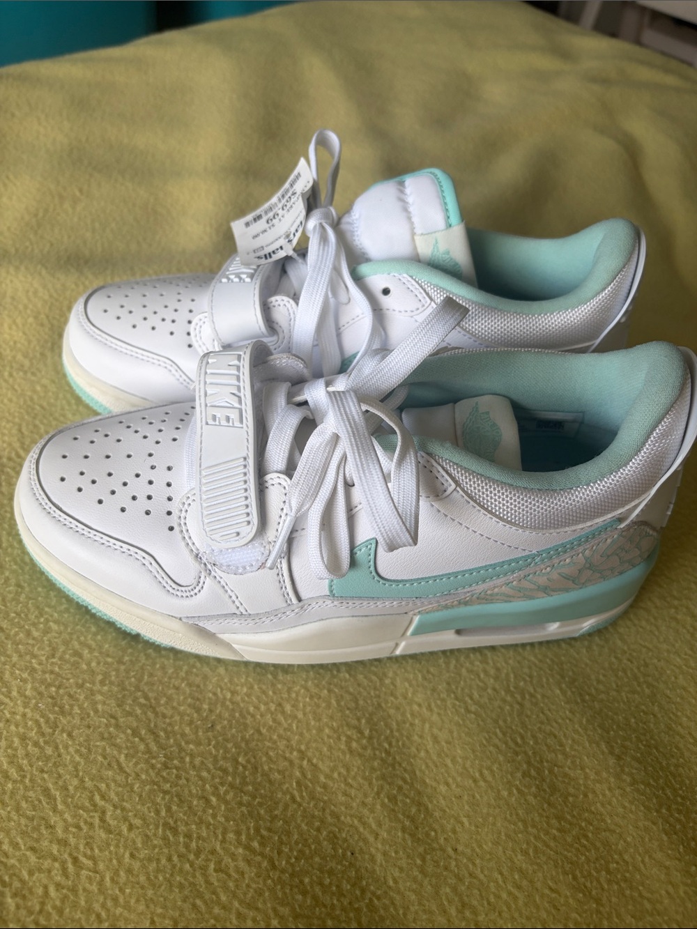 Nike Kids White & Mint Low-Top Sneakers with Pastel Swoosh Never Used